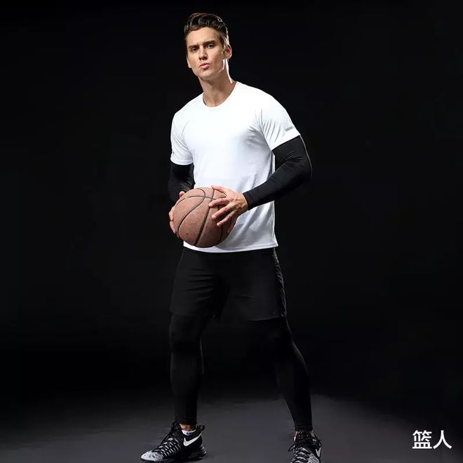 冬春运动装备推Bsports必一体育荐！这款黑色紧身衣打球和健身都能穿(图3)