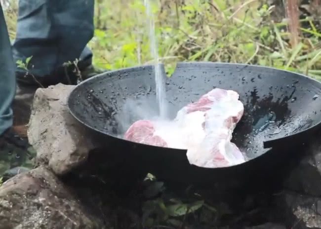 小伙搞来几斤牛肉带BSports到野外做成了让人流口水的美食想试试吗？(图1)