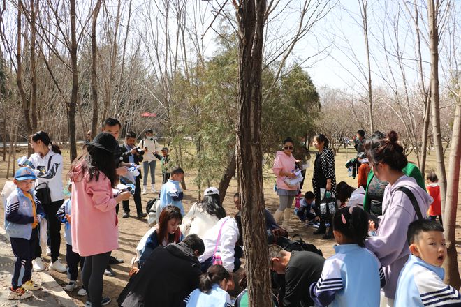 崆峒区世纪花园幼儿园大班级户外《快乐必一运动官方寻宝》《趣味拍照(图1)