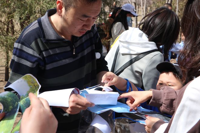 崆峒区世纪花园幼儿园大班级户外《快乐必一运动官方寻宝》《趣味拍照(图3)