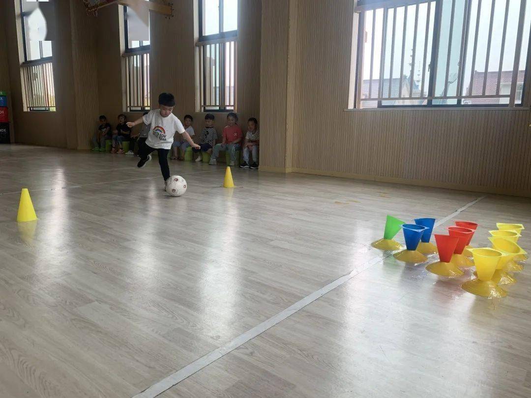 魅力祥云“足”够精彩——祥云星幼儿必一体育园中班“灵动”体育主题活动(图2)