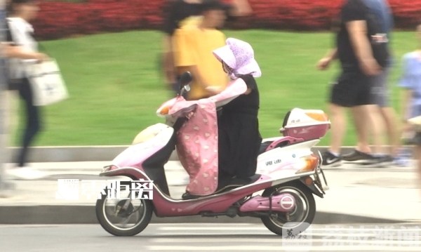 出梅雨期必一运动进入高温期 盘点夏日街头的“防晒神器”(图1)