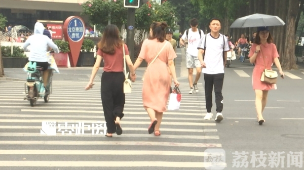 出梅雨期必一运动进入高温期 盘点夏日街头的“防晒神器”(图6)