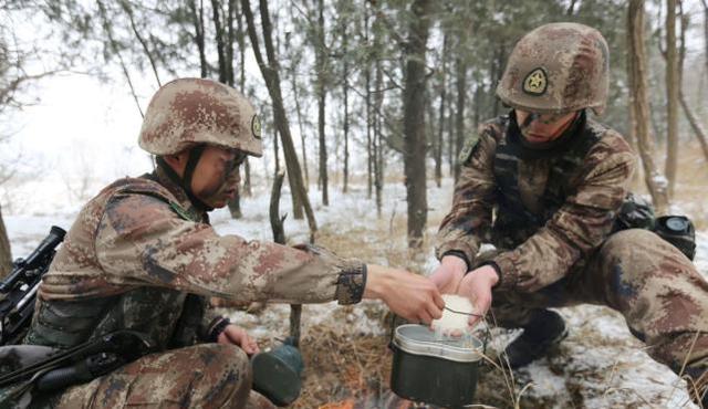 特种兵必一体育在野外的伙食有多丰盛？看完“菜单”后饭都吃不下了！(图1)