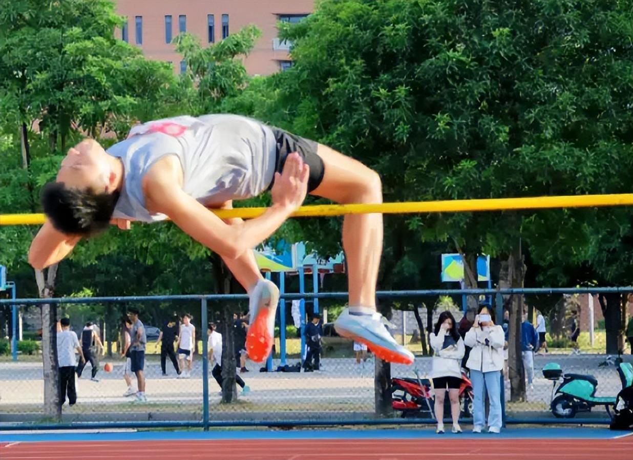 飞越极限：探寻跳高运必一运动体育app下载安装动的壮丽高度(图6)