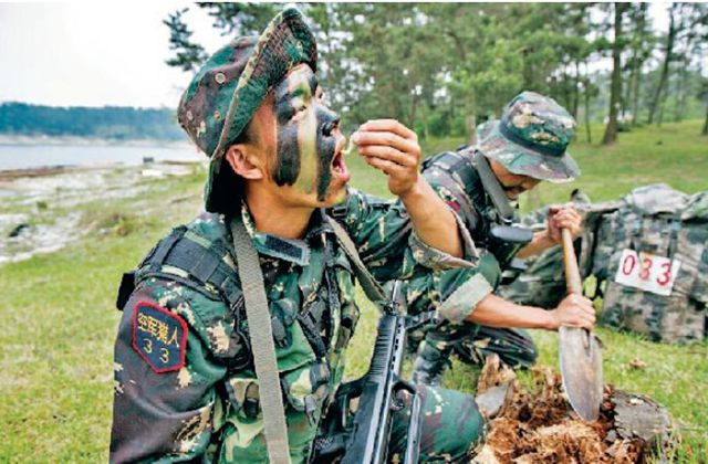 特种兵野外吃什么充饥？真实的“菜单”曝光军迷必一运动体育app下载安装直呼：我服(图1)