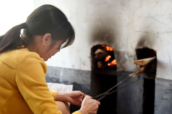 农村烧火做饭7张图成8必一运动官方0后温馨的怀念哪一张触动了你的回忆(图1)