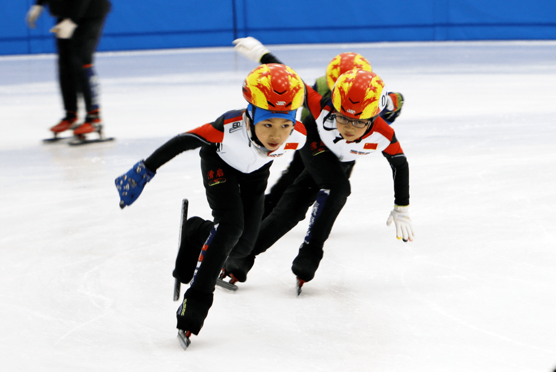 用冰刀“刻画”冠B体育军路——记秦皇岛市体校短道速滑队(图3)