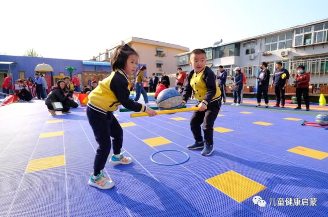 中国式幼儿园：怀揣“大教育情怀”小游戏延伸B体育大体育户外自主游戏联动教研活动(图3)