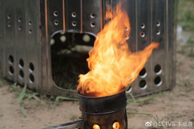 炎炎夏日部队进行野炊训练这B体育个部队的野炊原来吃这些美味！(图1)