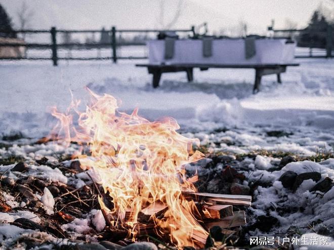 秋冬露营丨纯B体育白的冰雪世界下也暗藏危机(图2)