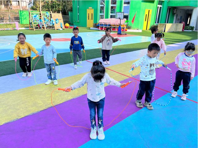 宜宾市必一体育江安县夕佳山镇蟠龙幼儿园开展跳绳户外游戏活动(图2)