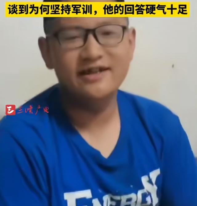 湖北男孩双腿截肢仍参加b体育官网军训烈日下军姿坚挺网友纷纷点赞(图4)