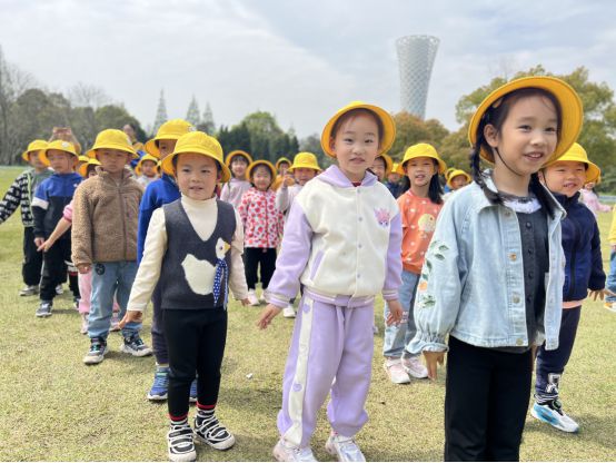 携春之手繁花与共——天恩幼儿园Bsports必一体育中班户外美育拓展活动(图1)