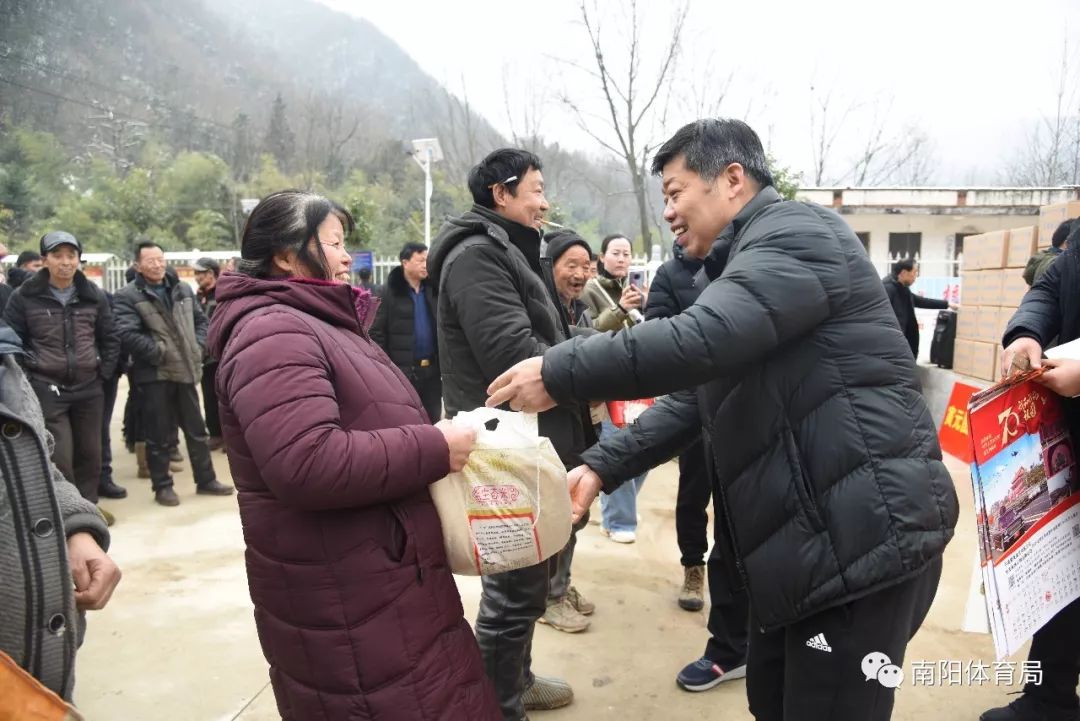 数九寒天送温暖真情帮扶暖民心世达体育参Bsports必一体育加市体育局扶贫“送温(图2)