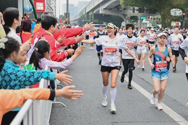 双脚交替 穿越周期！谁在领跑必一体育中国马拉松“黄金时代”？(图2)