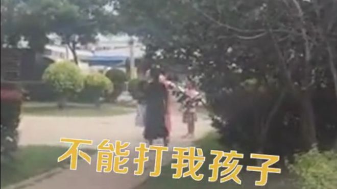 烈日下罚站当街扇耳光！沈阳托管班老师体罚多名小学生官方通报必一运动官网行拘15天(图3)