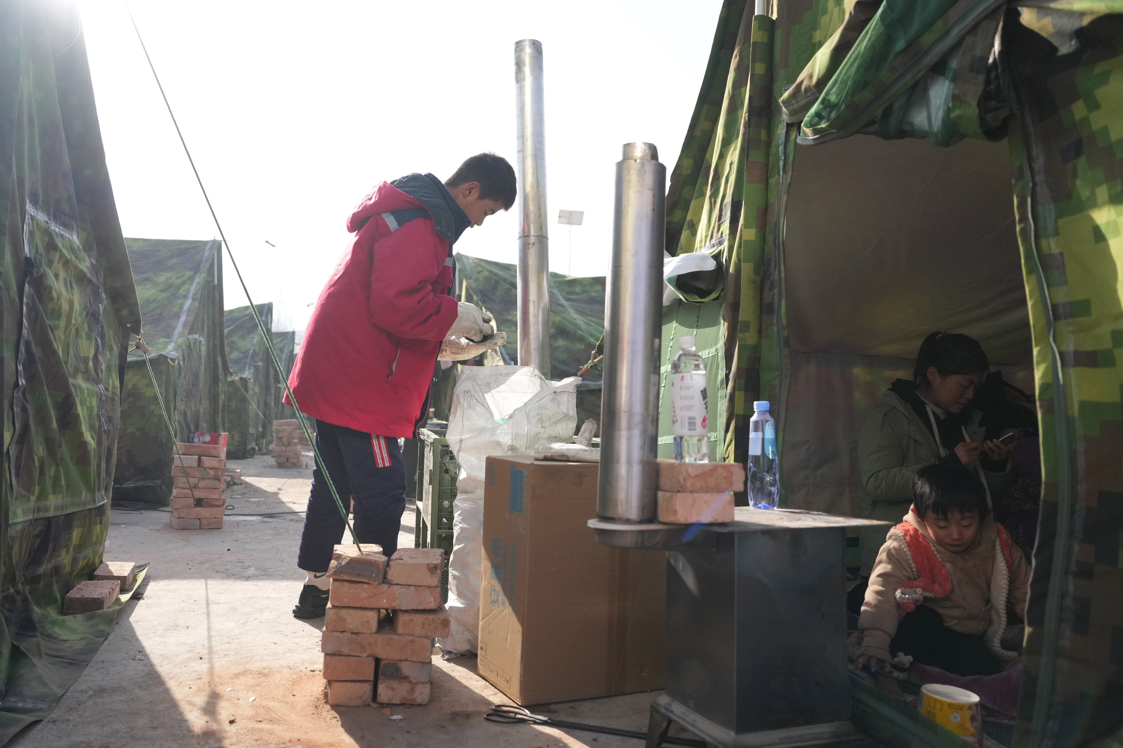 聚焦甘肃积石山地震丨第一阶段搜救行必一体育动结束 现在搭帐篷、取暖、发放物资是要(图3)