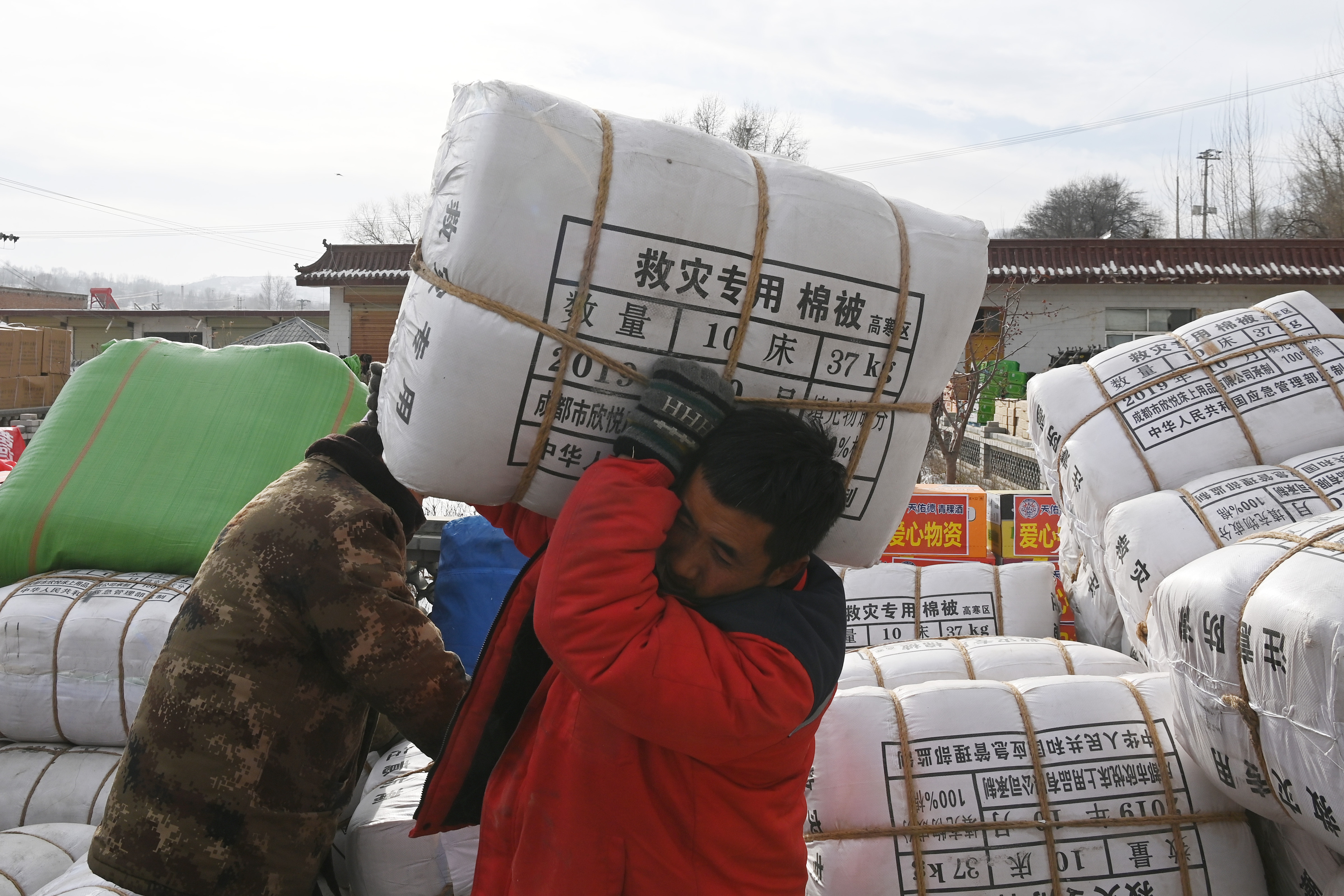 聚焦甘肃积石山地震丨第一阶段搜救行必一体育动结束 现在搭帐篷、取暖、发放物资是要(图4)