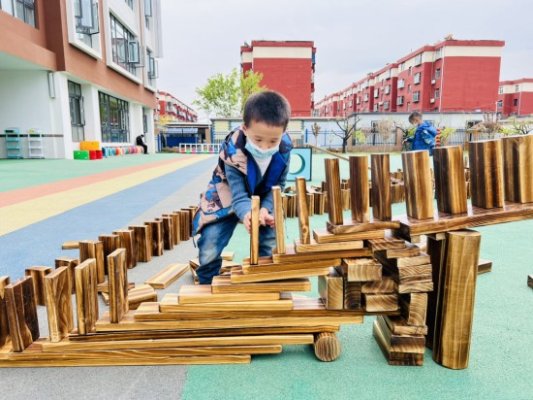 淄博淄川区柳泉必一运动官方网站幼儿园开展户外自主游戏活动(图2)