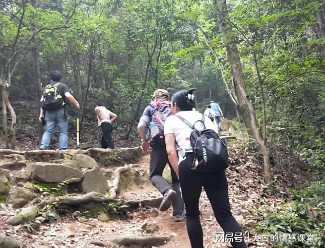 女房东是一必一运动官网个42岁的寡妇挺漂亮的她约我去爬山！遇到倾盆大雨(图2)