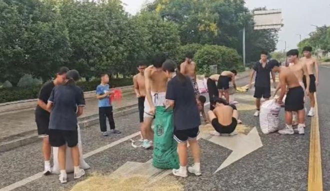 点赞！衡阳某中学高二体育生拉练时突遇暴雨一拥而上帮老人抢收稻必一体育谷！(图2)