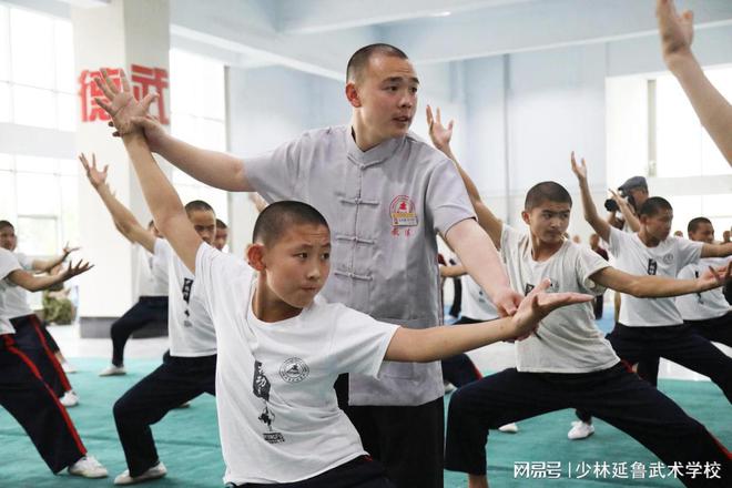 延鲁武校：做学生的良必一体育师益友。(图1)