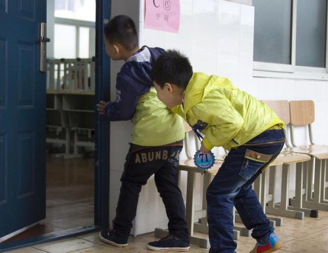 江苏必一体育一学校老师体罚学生让学生在操场学狗爬教育局介入调查(图1)