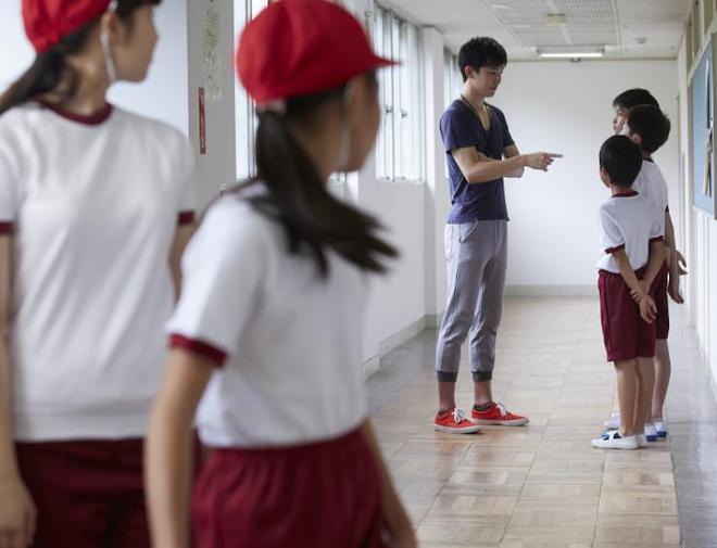 江苏必一体育一学校老师体罚学生让学生在操场学狗爬教育局介入调查(图5)